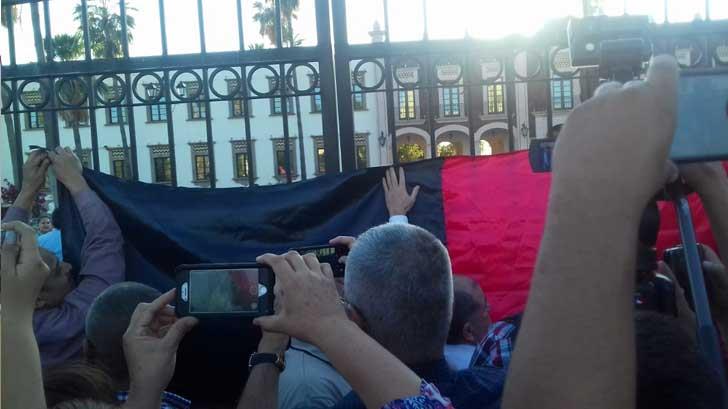 VIDEO | Colocan banderas rojinegras en la Universidad de Sonora