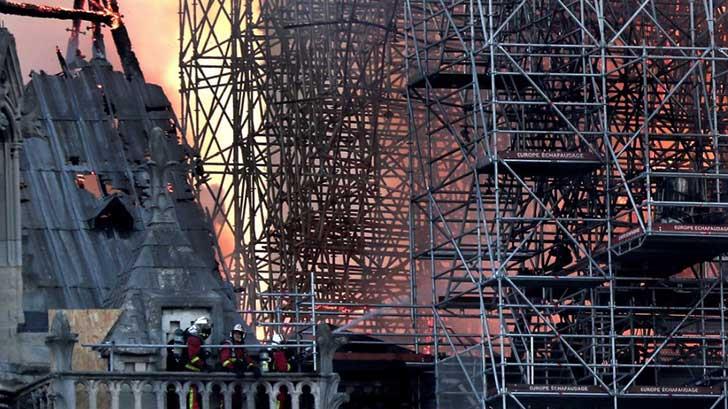 Bomberos mostraban rostro de impotencia ante incendio en Notre Dame