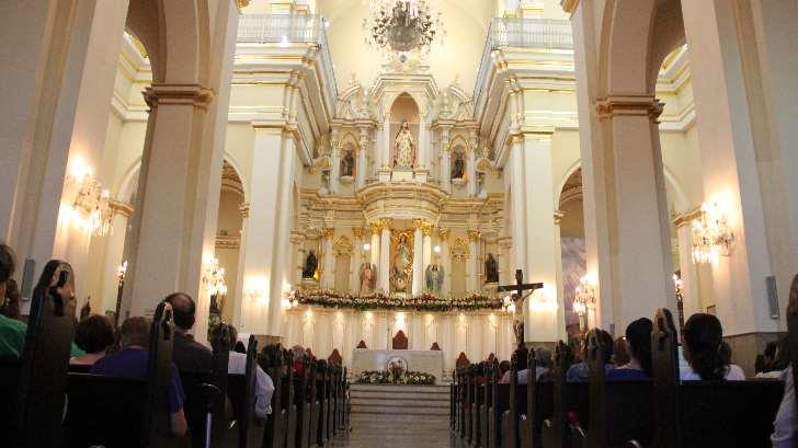 Arzobispo Ruy Rendón realiza el lavatorio de pies en la Catedral de Hermosillo