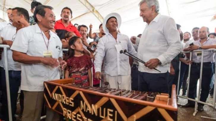 Artesano de Campeche le regala a López Obrador una marimba