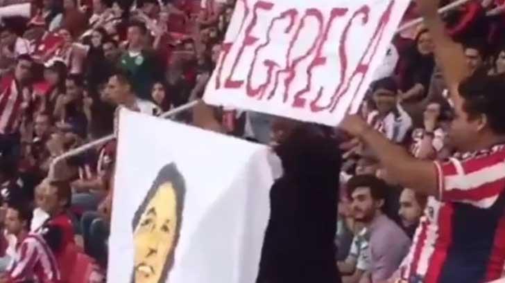 Sacan del estadios a aficionados de Chivas que pedían el regreso de Matías Almeyda