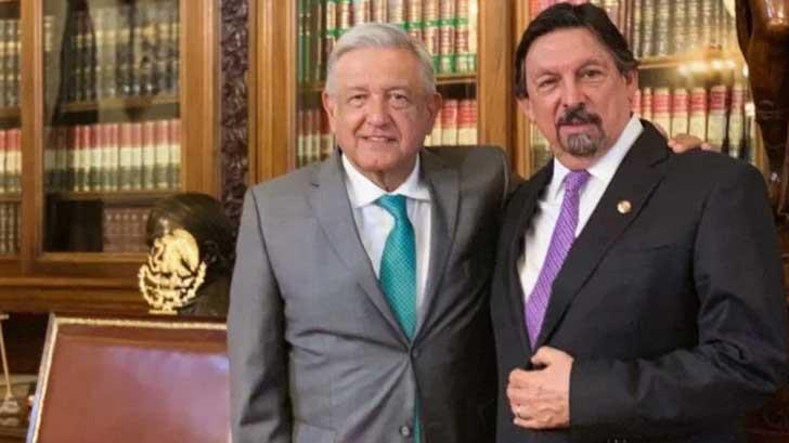 López Obrador recibe a Napoleón Gómez en Palacio Nacional