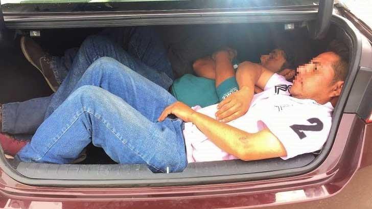 Presunto delincuente transportaba tres migrantes encajuelados