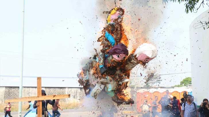 Queman piñata de Trump y AMLO en protesta por deportaciones del INM