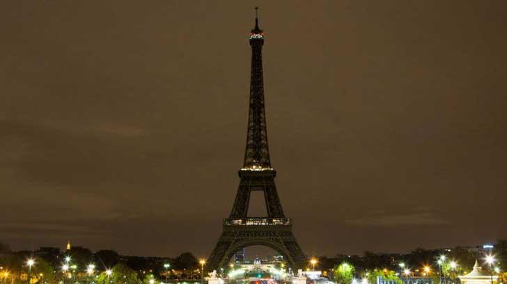 Torre Eiffel honra a víctimas de ataques en Sri Lanka