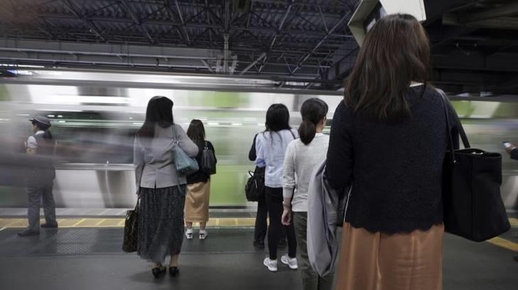 Aplicación para ahuyentar a manoseadores causa revuelo en Japón