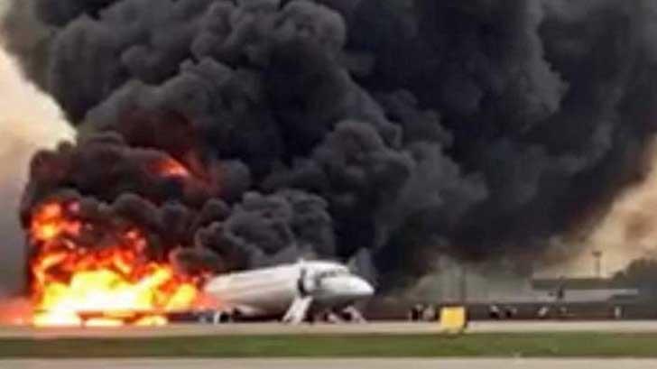 Suman 41 muertos por incendio de avión en Moscú, Rusia