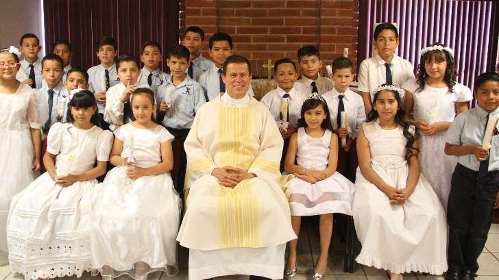 Niños del Instituto Kino reciben el sacramento de la Primera Comunión y del Bautizo