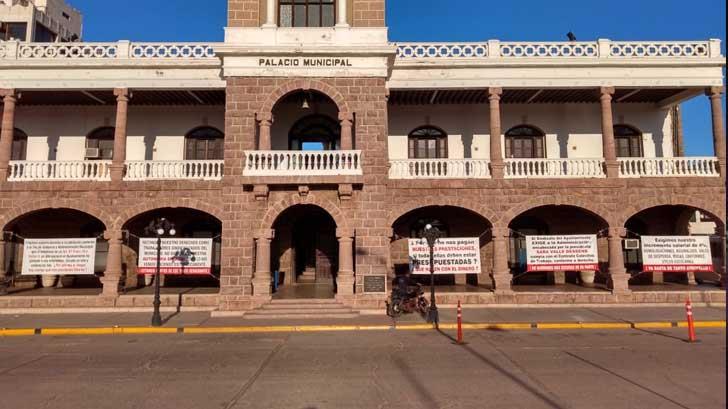 AUDIO | Sindicato vuelve a colocar mantas en Palacio Municipal de Guaymas