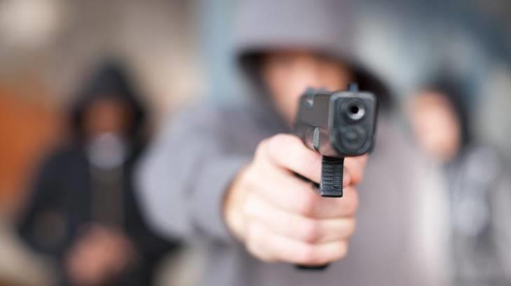 Tras amagarlo con pistola, ladrón le tumba 800 pesos a despachador de gasolina