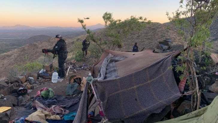 Detienen a 19 ‘polleros’ en Nogales; desmantelan campamento