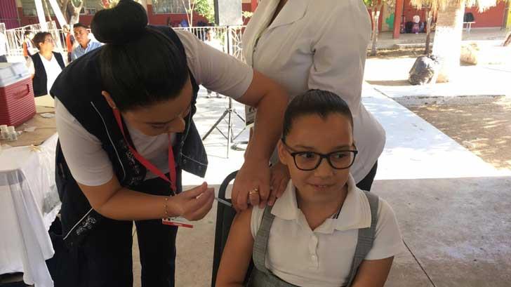 Aplican vacunas contra el virus del papiloma en primaria Lamberto Hernández