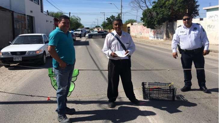 Vecinos de la colonia CNOP bloquean la calle Olivares; exigen la pavimentación de la vialidad