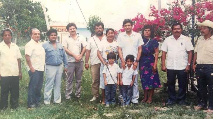 López Obrador comparte foto que se tomó con un niño hace 33 años