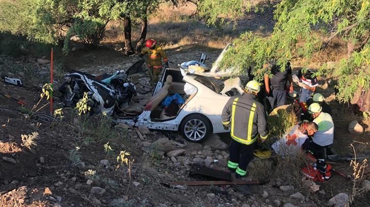 AUDIO | Conductor de un sedán BMW se impacta de frente contra un tráiler al norte de Ímuris