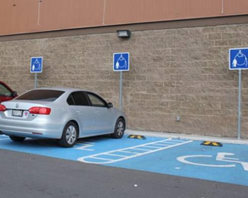 Más de 400 multas en lo que va del año por estacionarse en espacios azules