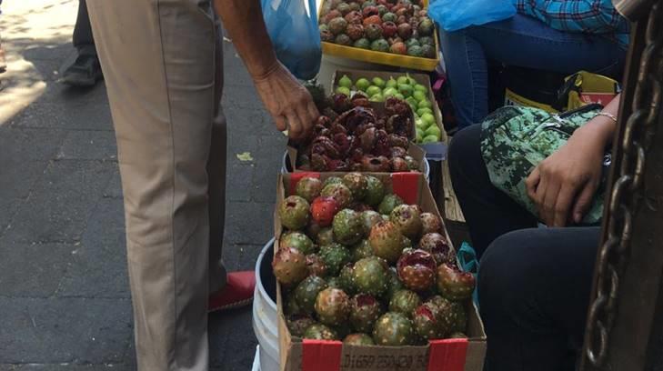 AUDIO | Unos 20 pitayeros aún ofrecen sus productos en los alrededores del Mercado Municipal