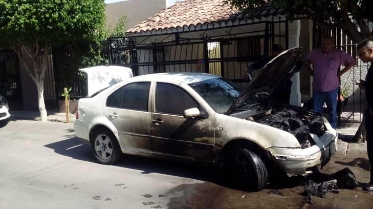 AUDIO | Auto se incendió ayer por la tarde en la colonia Apolo, en Hermosillo
