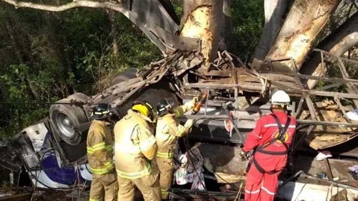 Camionazo en Nayarit deja 8 muertos y 21 lesionados