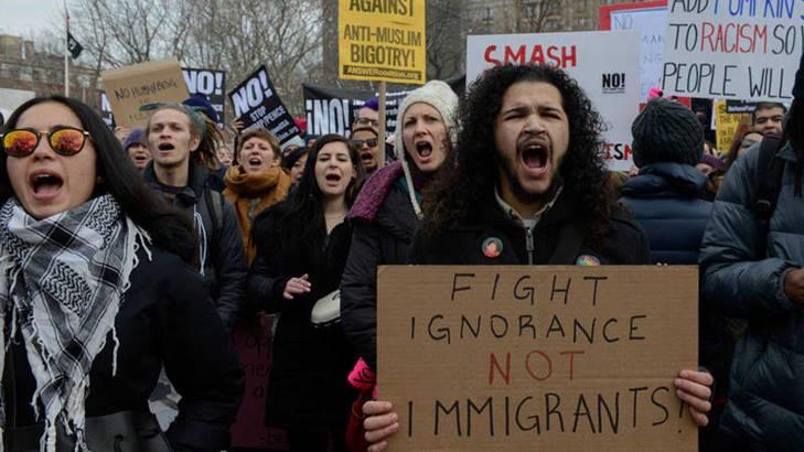 Cientos de activistas protestan en NY contra redadas de inmigrantes