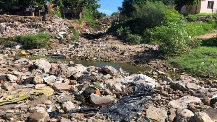 Ciudadanos reportan tiradero de basura en arroyo