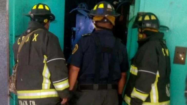 Mujer muere al caer de nueve pisos tras falla en elevador