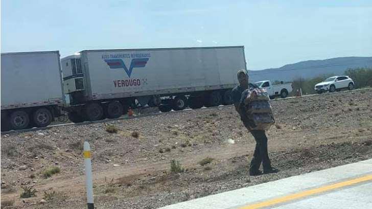 Tráiler que transportaba abarrotes sufre accidente en la carretera HMO-Guaymas; aparece la rapiña