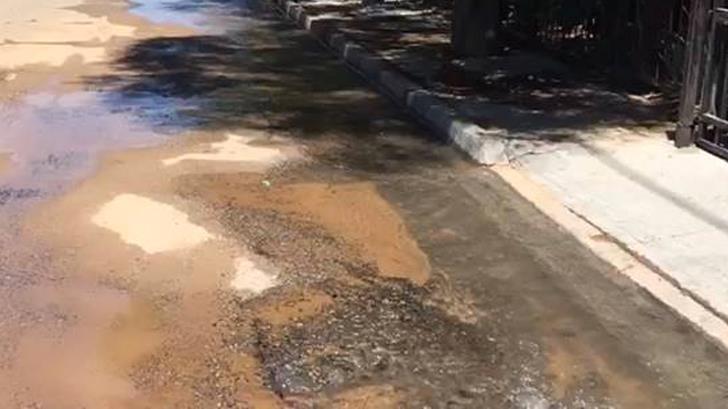 Fuga de agua potable desquicia a vecinos de la colonia San Luis