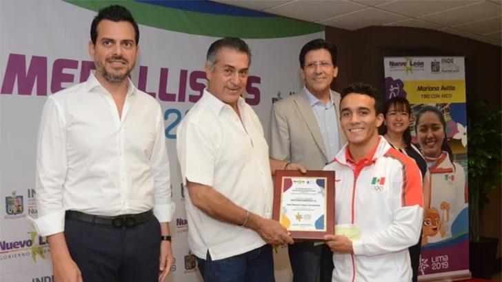 El Bronco entrega premios económicos a deportistas de Panamericanos