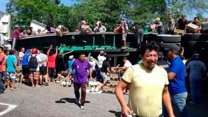 Registran rapiña tras volcadura de camión de cervezas en Yucatán