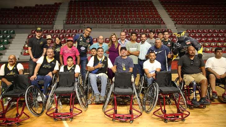 La gobernadora Pavlovich entrega 5 sillas de ruedas a jugadores de basquetbol sobre Silla de Ruedas