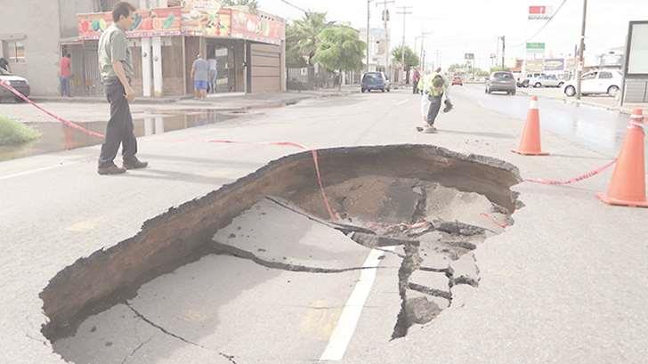 Socavón interrumpe el tránsito en la colonia Las Granjas