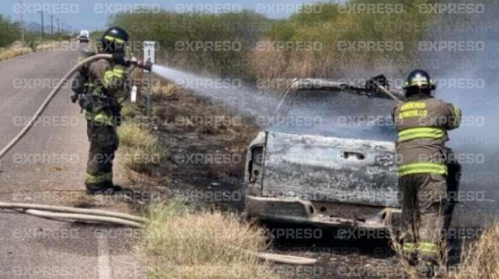 Bomberos sofocan el incendio de un vehículo sobre la carretera a San Miguel Horcasitas