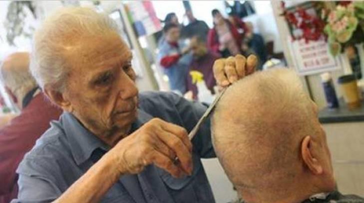 Fallece el peluquero más longevo del mundo; tenía 108 años de edad