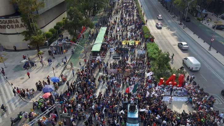 Encapuchados causan disturbios en marcha por 43 normalistas de Ayotzinapa