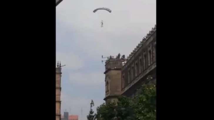 Reportan estable al paracaidista accidentado en el desfile militar