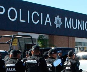 Policía provoca tremendo susto al disparar su arma por accidente en Guaymas