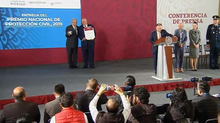 VIDEO | López Obrador entrega el Premio Nacional de Protección Civil