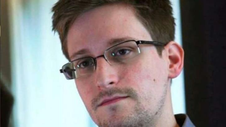 Publican 24 editoriales memorias de Edward Snowden