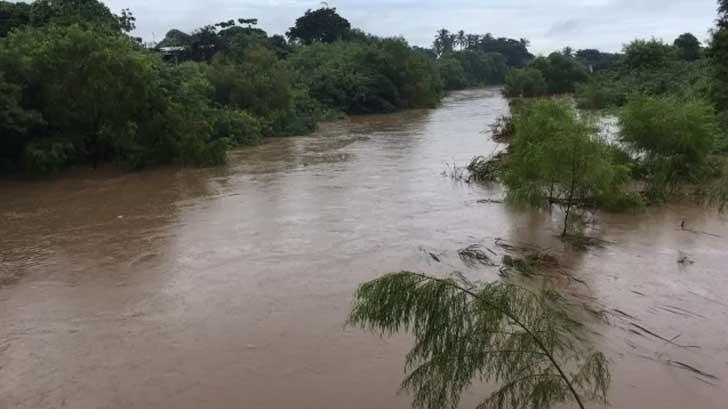 Suman 29 municipios de Oaxaca sin clases por lluvias de Narda
