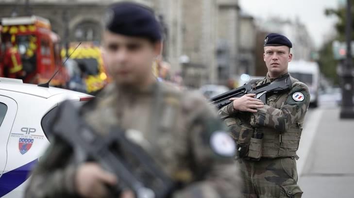 Matan a 4 agentes a puñaladas en sede de la policía en París