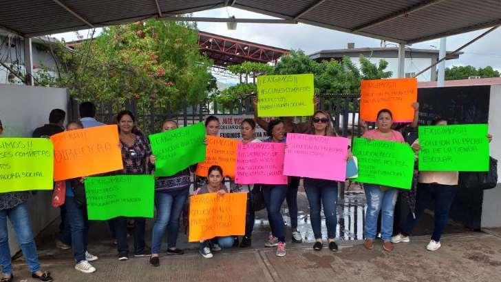 Madres de familia bloquean la Secundaria Técnica 71 de Guaymas