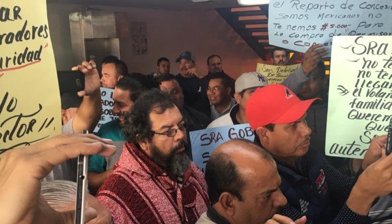 Transportistas se manifiestan en entrada del Edificio del Estado en Nogales