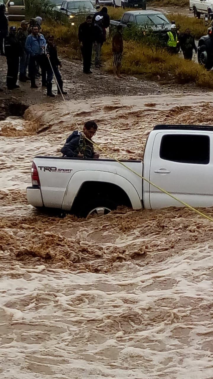 Circula en redes sociales video de pick up atrapado en un arroyo en Cumpas