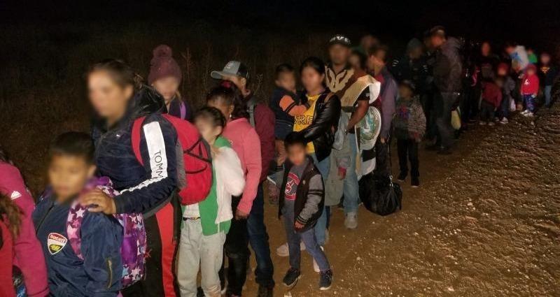 Migrantes esperan luz verde para reiniciar trámites de asilo político