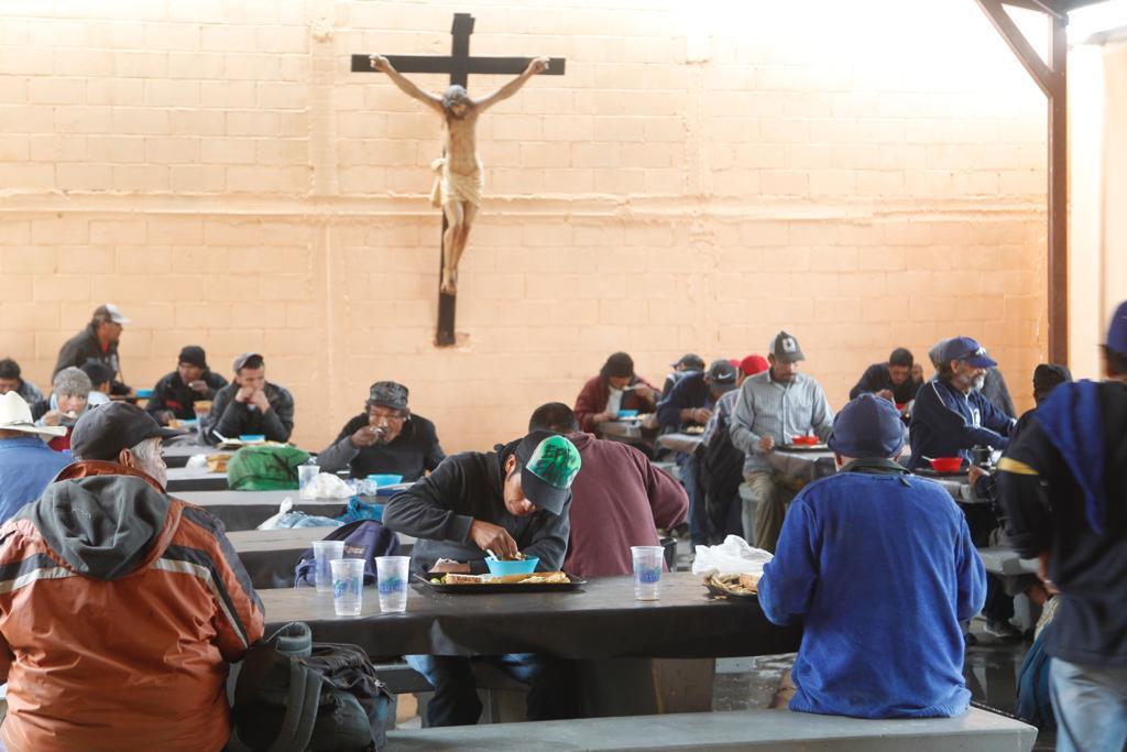 Tras pandemia, Comedor de Migrantes se dedica a repartir comida en las vías el tren