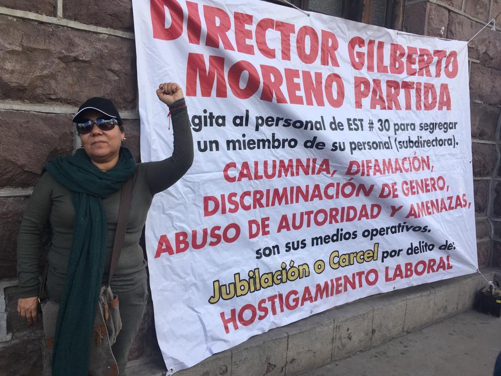 Maestra se manifiesta fuera del Palacio Municipal de Guaymas