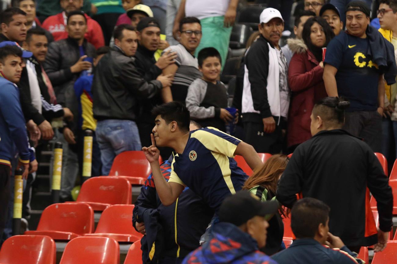 Los pasos que no siguió el árbitro tras grito homofóbico en el Azteca