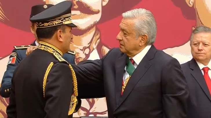 López Obrador entrega ascensos y reconocimientos a fuerzas armadas