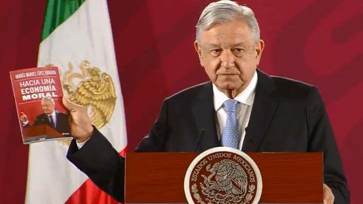 López Obrador presume su libro sobre economía